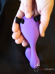 "A" en relieve situada en la zona plana del juguete y que hace la función de encendido/apagado y cambio de ritmo de vibración